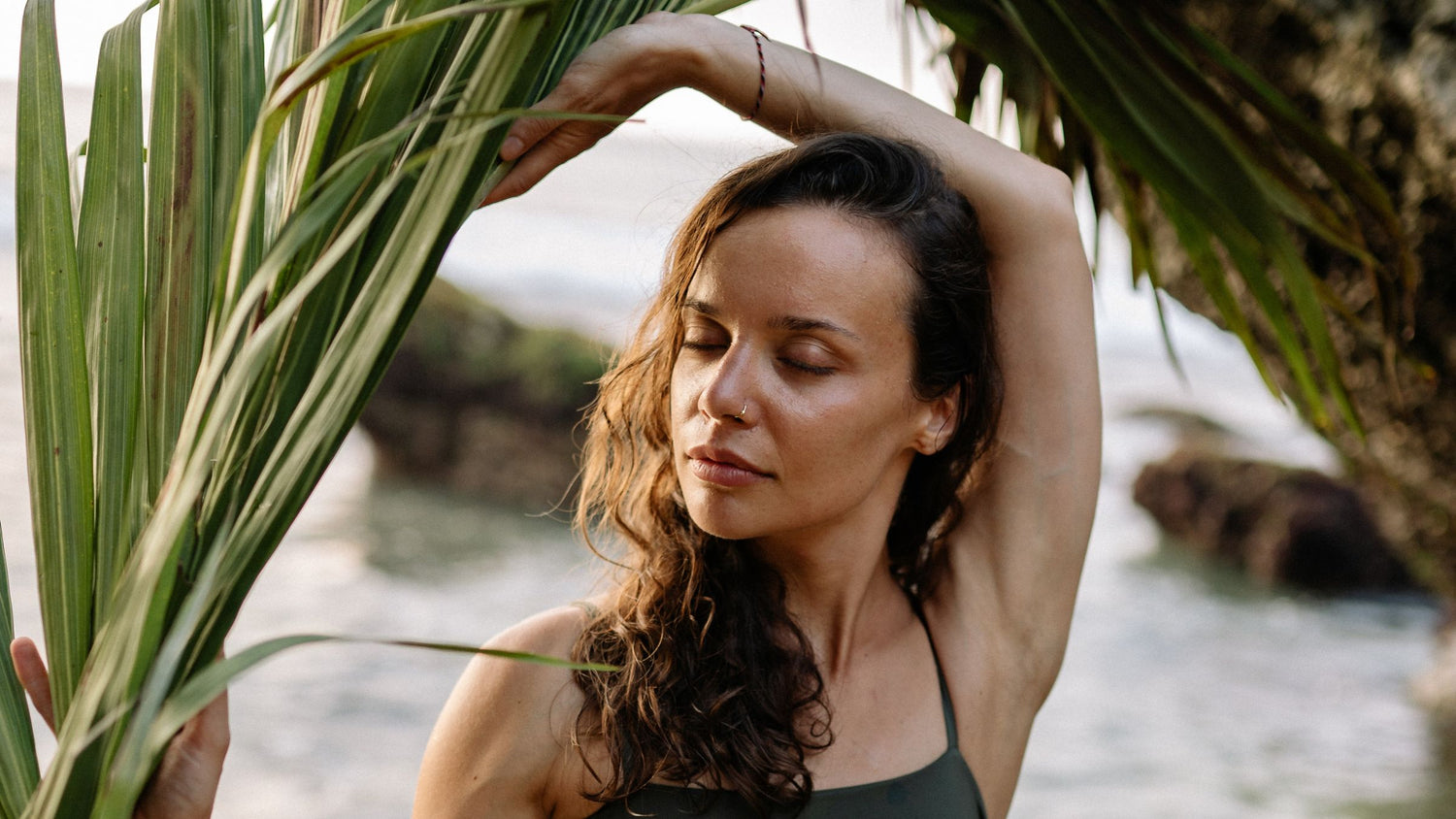 Καλοκαιρινή Περιποίηση: Ο Απόλυτος Οδηγός για Πρόσωπο, Σώμα και Μαλλιά